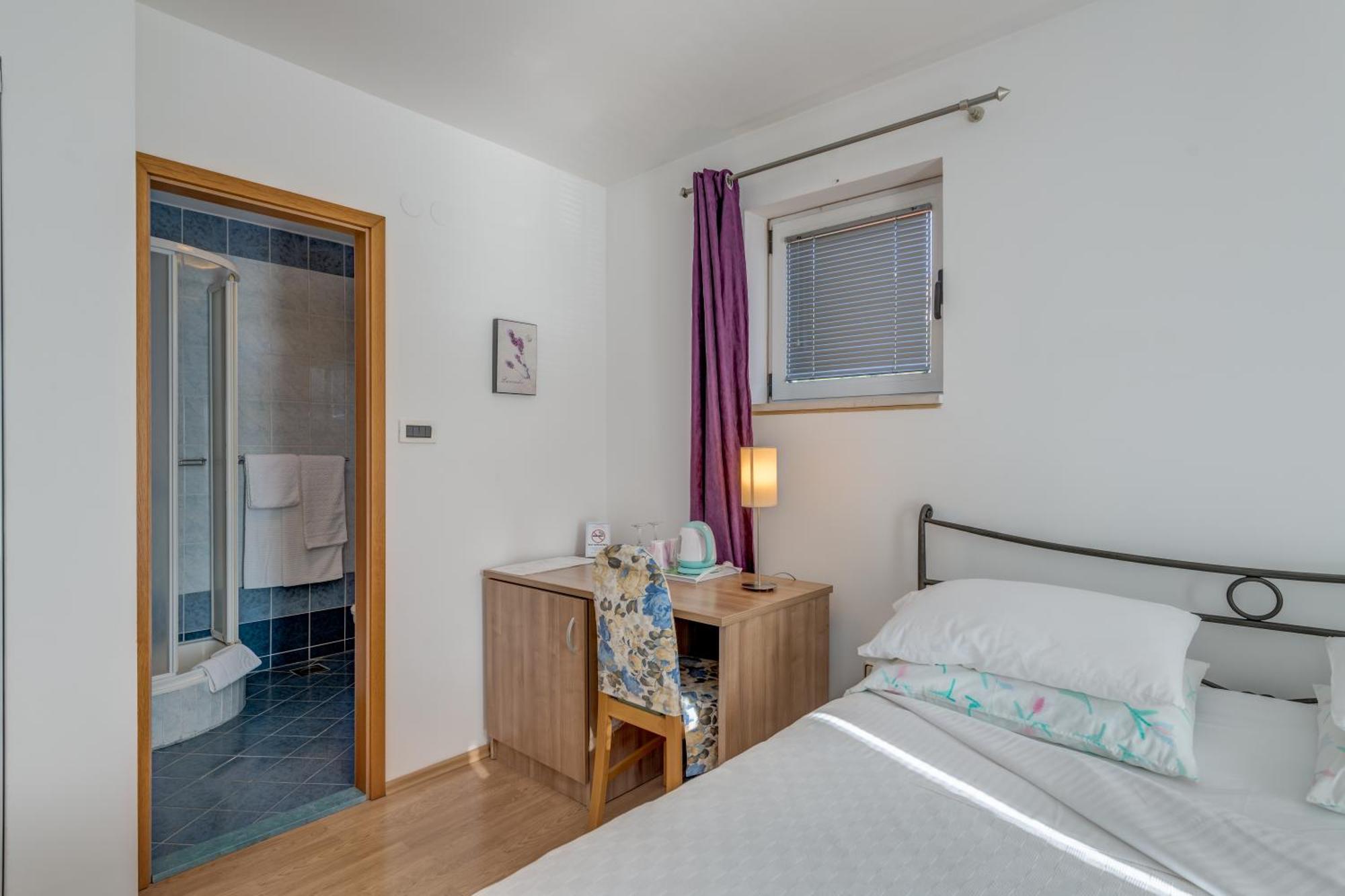 Pink Inn Подстрана Экстерьер фото